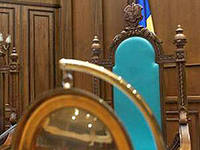 Высшая квалификационная комиссия судей списала на новые столы 434 тысячи гривен. За обычными  столами вершить правосудие не получается?